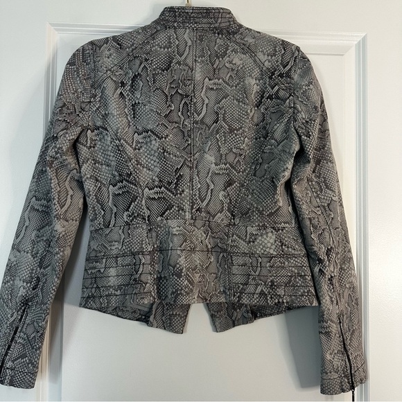 White House Black Market Snakeskin Print Moto Jacket Women’s Size 2 - Picture 6 of 11